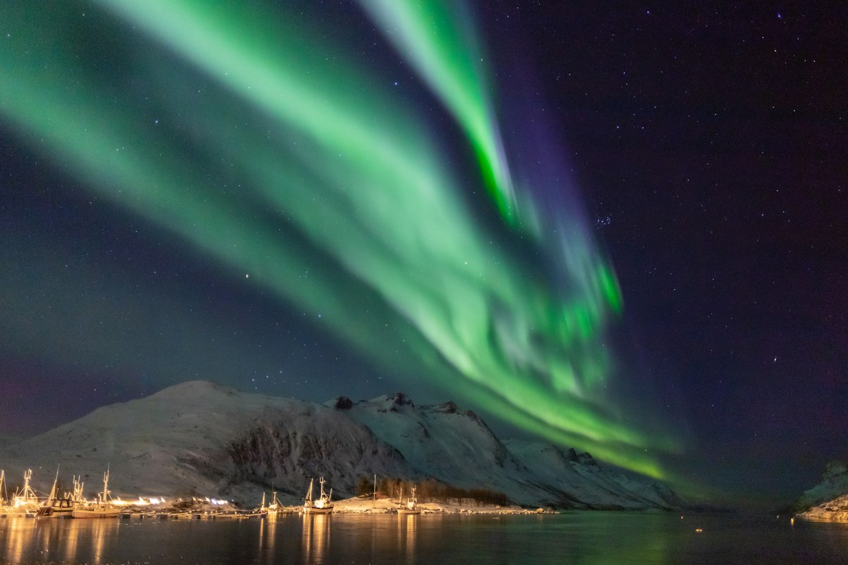 Cực quang trên vịnh Ersfjord, đảo Kvaløya gần Tromsø