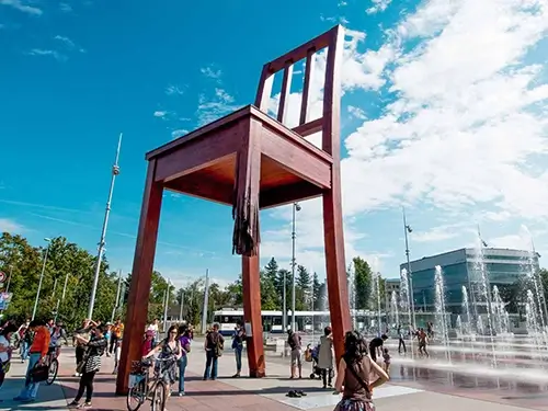 Broken Chair – Biểu tượng nhân đạo giữa trung tâm Geneva (ảnh internet)