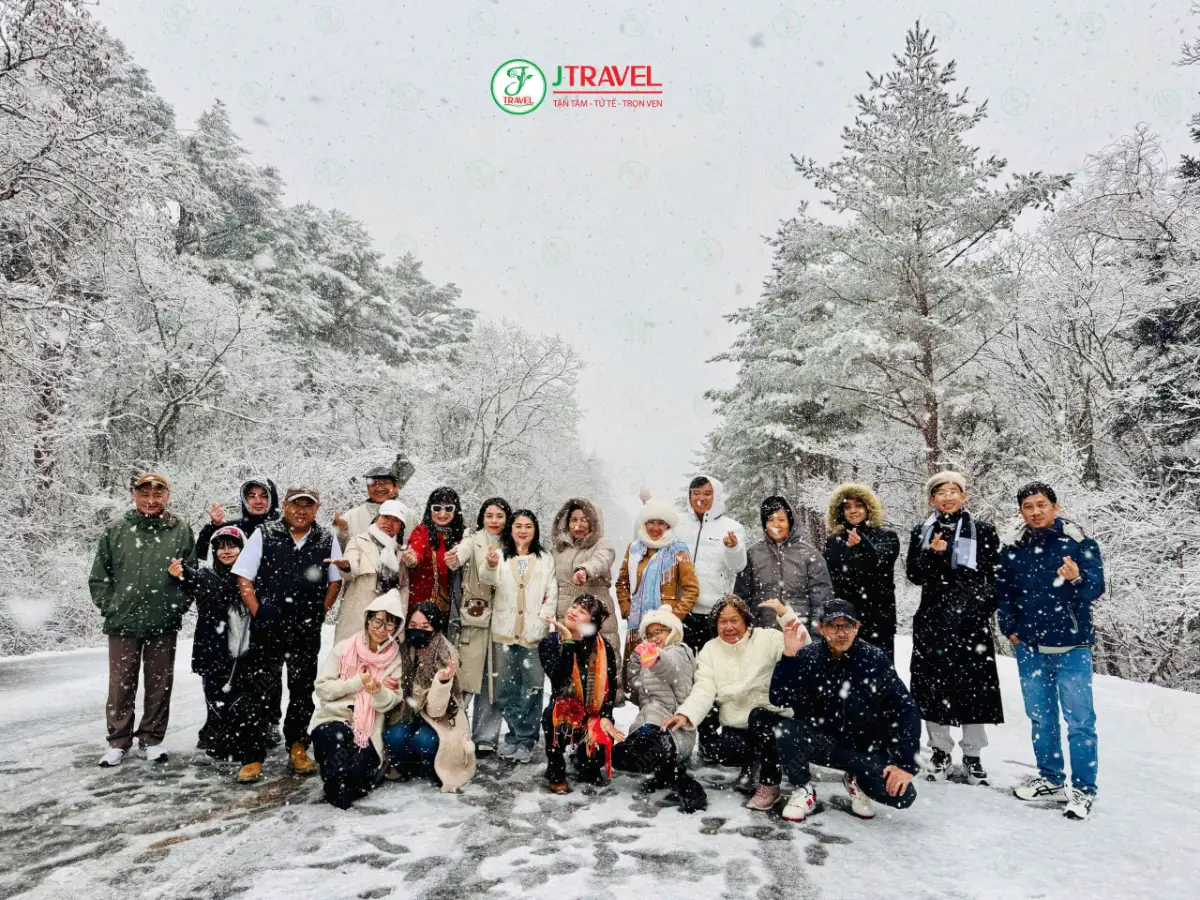 Đoàn khách J Travel giữa tuyết trắng Nhật Bản