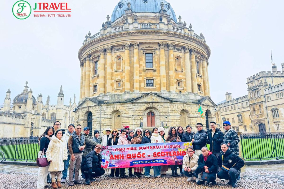 Đoàn khách J Travel bên Radcliffe Camera, Oxford
