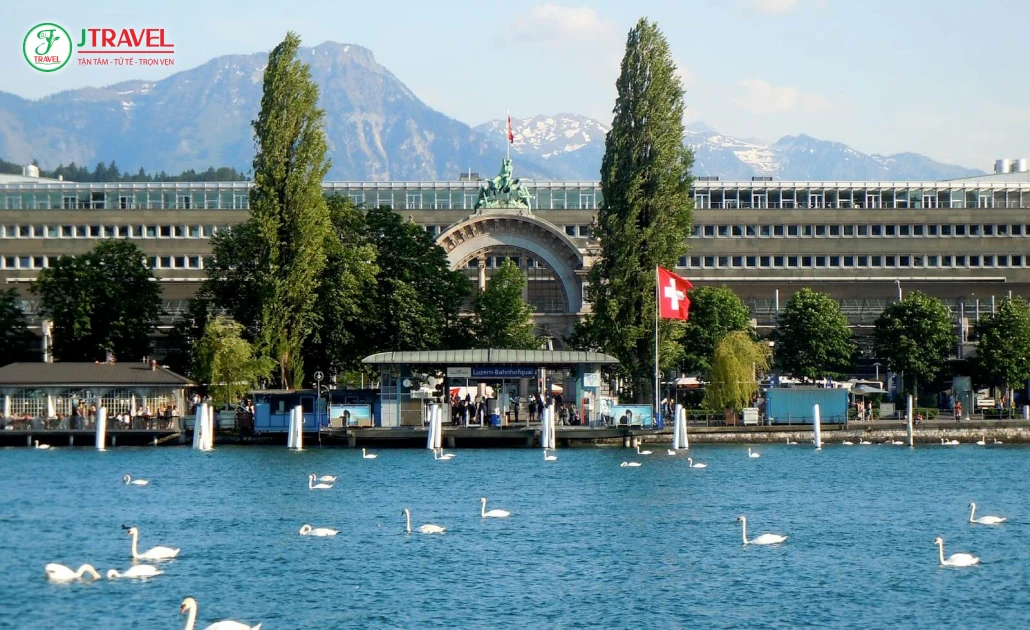 Khung cảnh bình minh trên hồ Lucerne với núi non trùng điệp phía sau