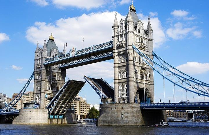 Tower Bridge được thiết kế với hai tháp cầu được làm từ 11.000 tấn thép