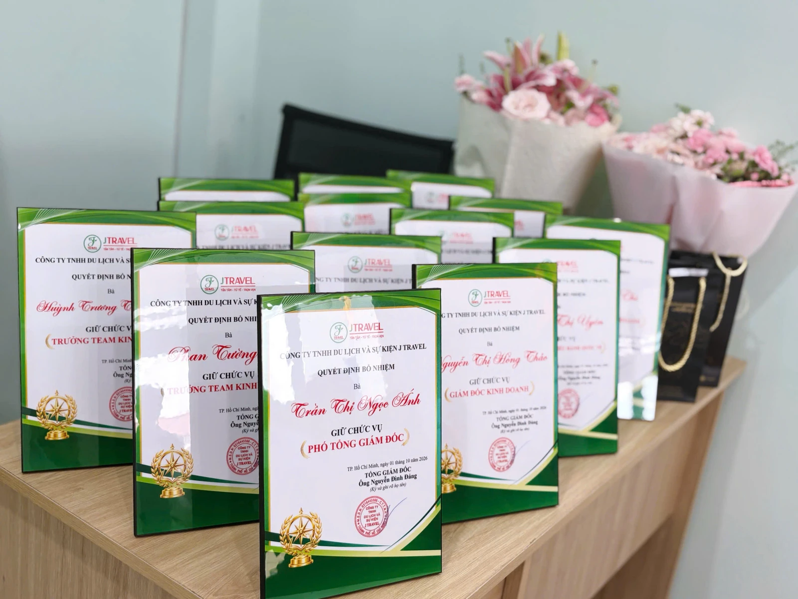 Quyết định bổ nhiệm và hoa chúc mừng tại J Travel Quyết định bổ nhiệm và hoa chúc mừng dành cho nhân sự J Travel