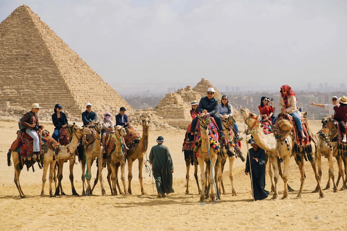 Đoàn khách J Travel cưỡi lạc đà bên Kim Tự Tháp Giza