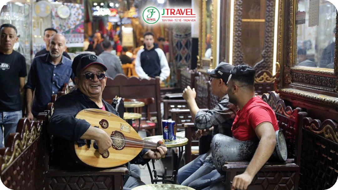 Du khách có thể bắt gặp các nghệ sĩ đường phố biểu diễn nhạc cụ truyền thống