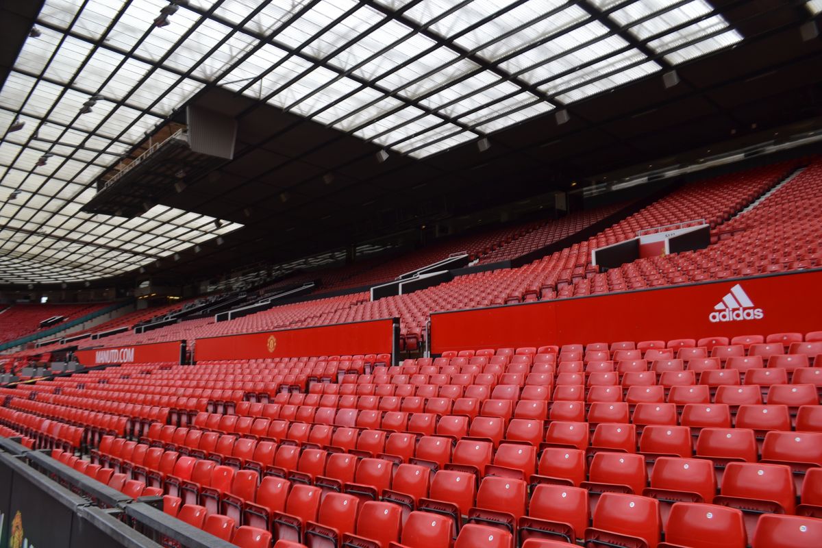 Hàng ghế đỏ sát sân cỏ Old Trafford trong chuyến Stadium Tour