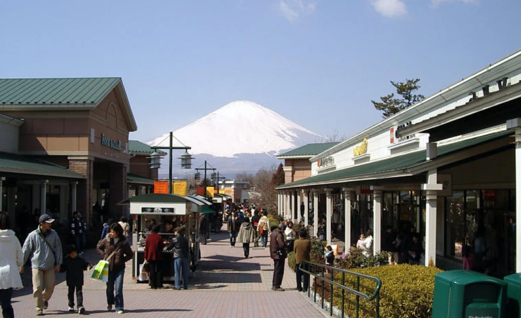 Trung tâm mua sắm Gotemba Premium Outlets dưới chân núi Phú Sĩ