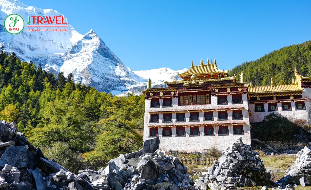 Khung cảnh Trùng Cổ Tự mùa xuân thanh tịnh giữa núi rừng Tây Tứ Xuyên