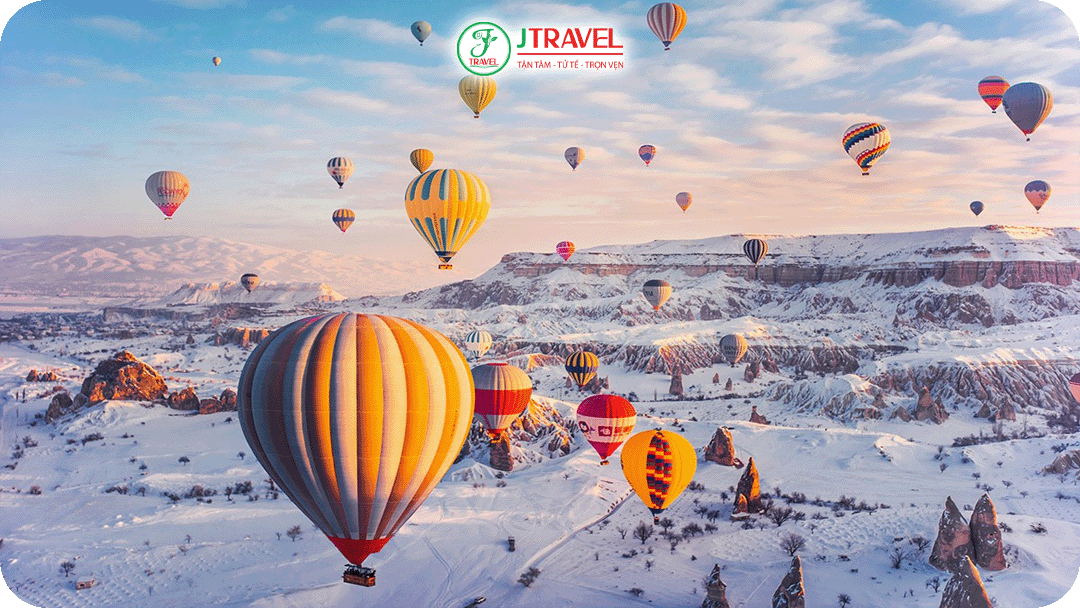 Tháng 12 - Tháng 2 là thời điểm Cappadocia vào đông, tuyết rơi nhẹ