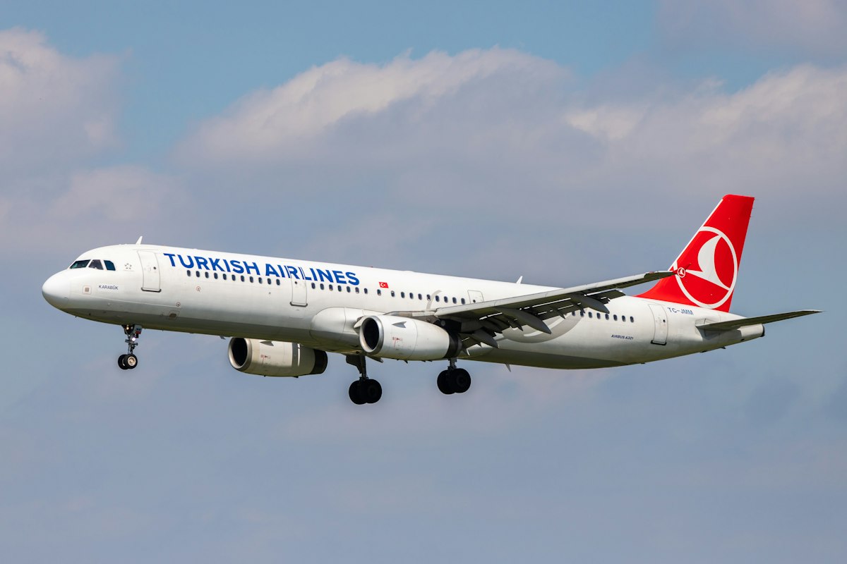 Máy bay Turkish Airlines trên bầu trời