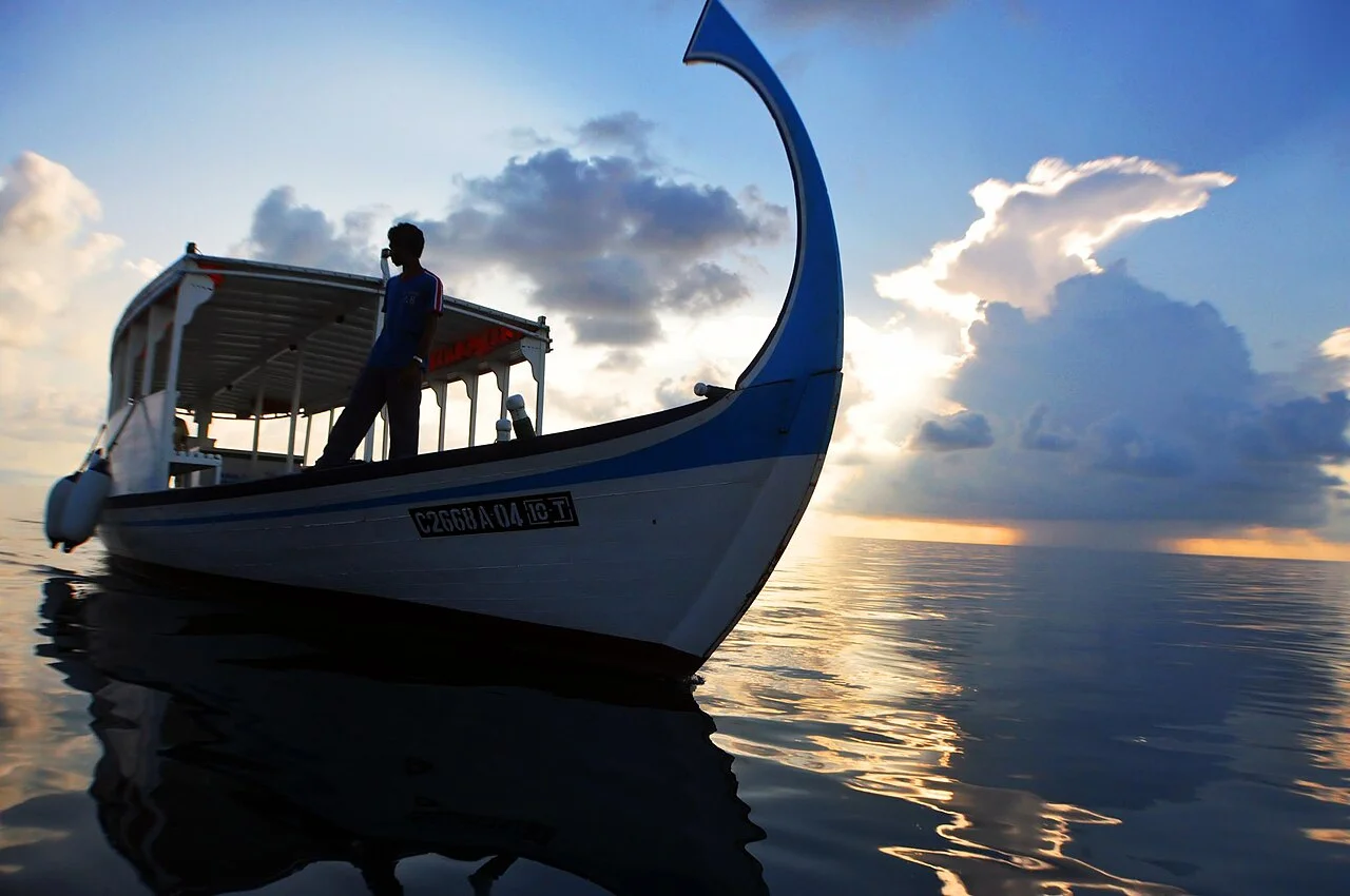 Cano chở khách di chuyển giữa các đảo Maldives