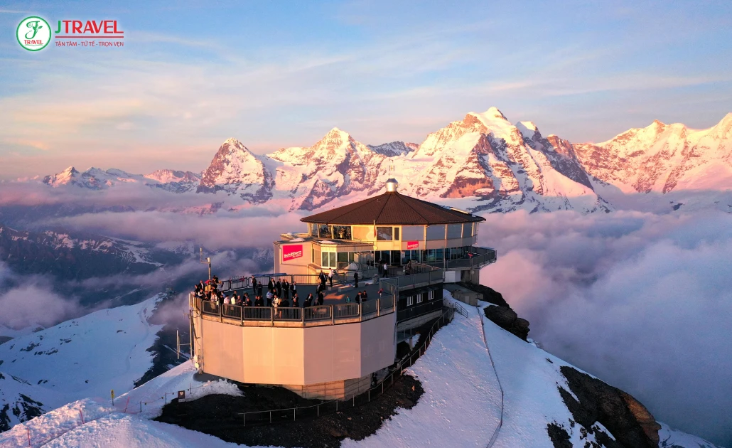 Nhà hàng xoay Piz Gloria trên đỉnh Schilthorn điểm ngắm toàn cảnh dãy Alps