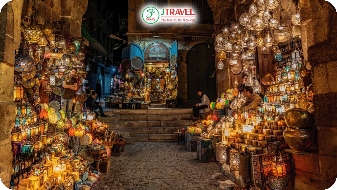 Đồ gốm thủ công và đèn lồng phương Đông là những món quà mang tính trang trí cao