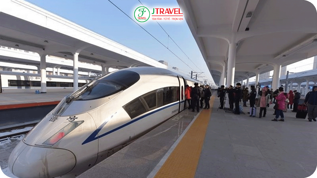 Du khách có thể di chuyển đến Hàng Châu bằng tàu cao tốc từ Thượng Hải