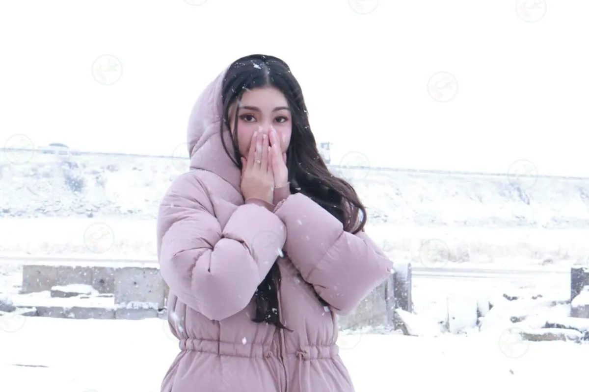 Du khách J Travel mặc áo ấm giữa tuyết trắng Cappadocia mùa đông