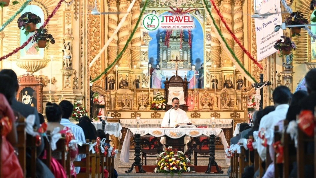 Du lịch hành hương giúp con người tìm lại sự an nhiên giữa cuộc sống bận rộn