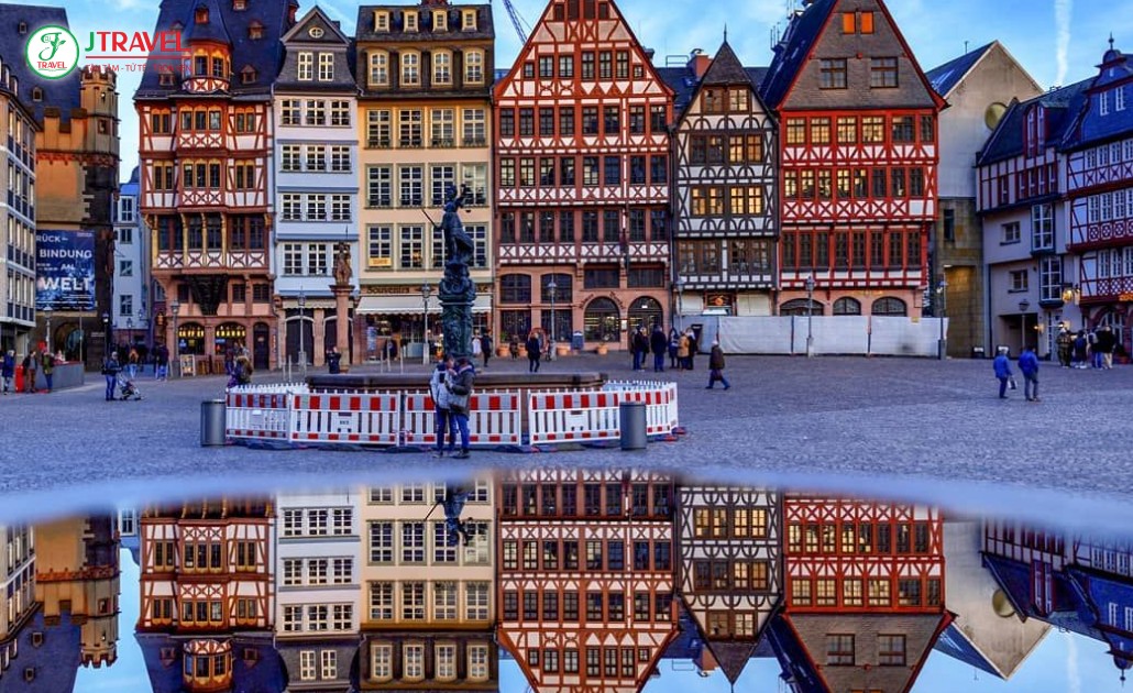 Quảng trường Römerberg với tòa thị chính Römer ở Frankfurt