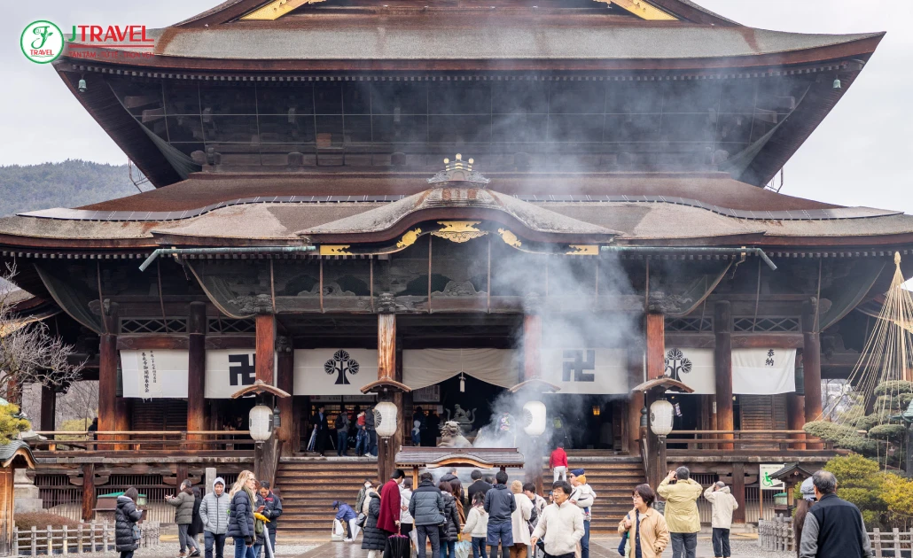Khuôn viên yên bình của Zenko-ji Temple vào buổi sáng