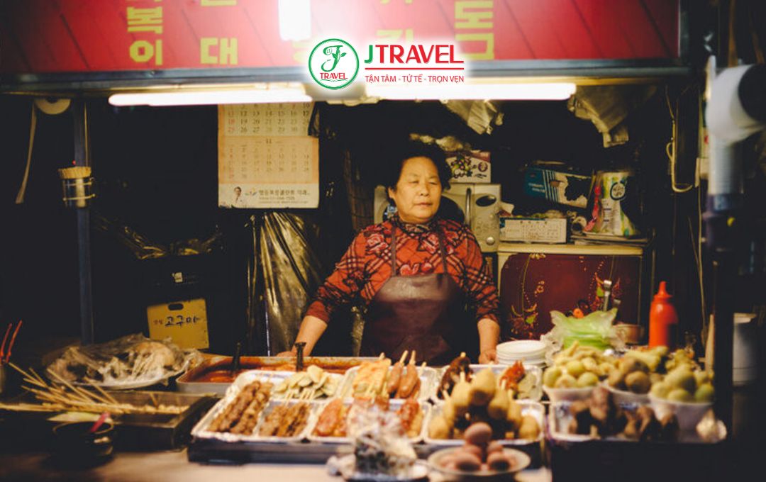 Dừng chân bên quầy eomuk nóng hổi 