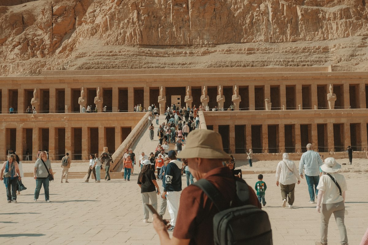 Du khách tham quan hàng cột của một ngôi đền cổ ở Luxor
