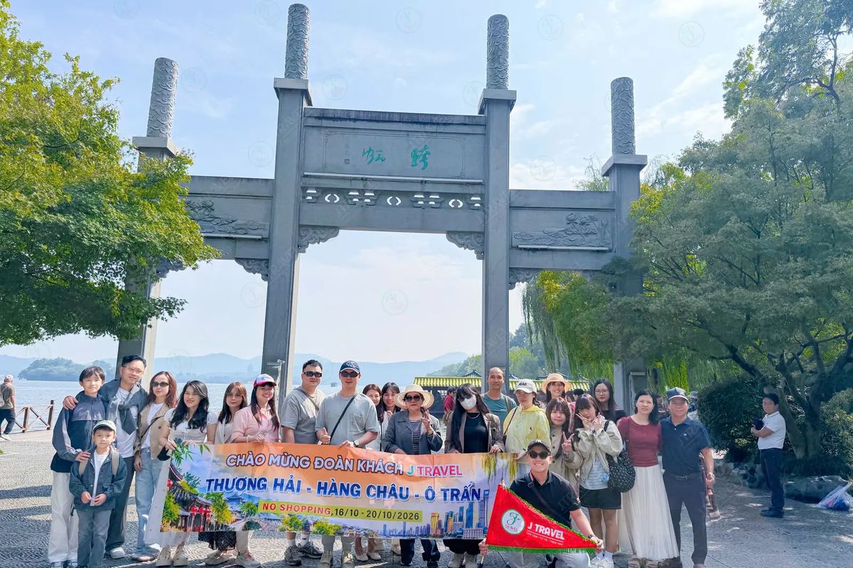Đoàn khách J Travel trong tour Thượng Hải – Hàng Châu – Ô Trấn