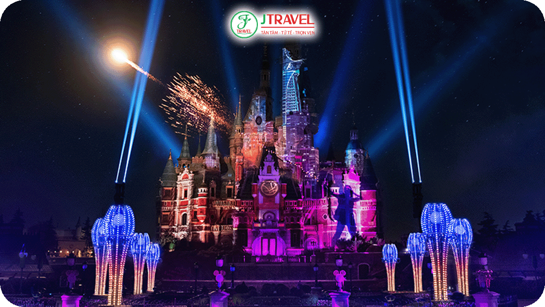 Show pháo hoa buổi tối tại lâu đài Enchanted Storybook Castle