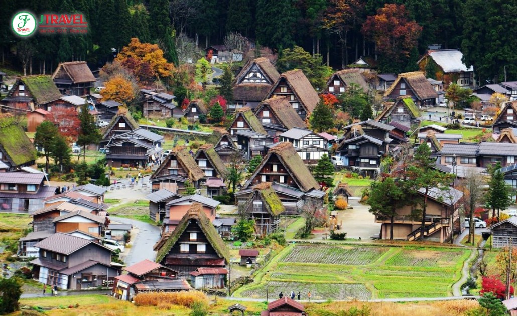 Du khách tham quan ngôi nhà truyền thống Gassho-zukuri