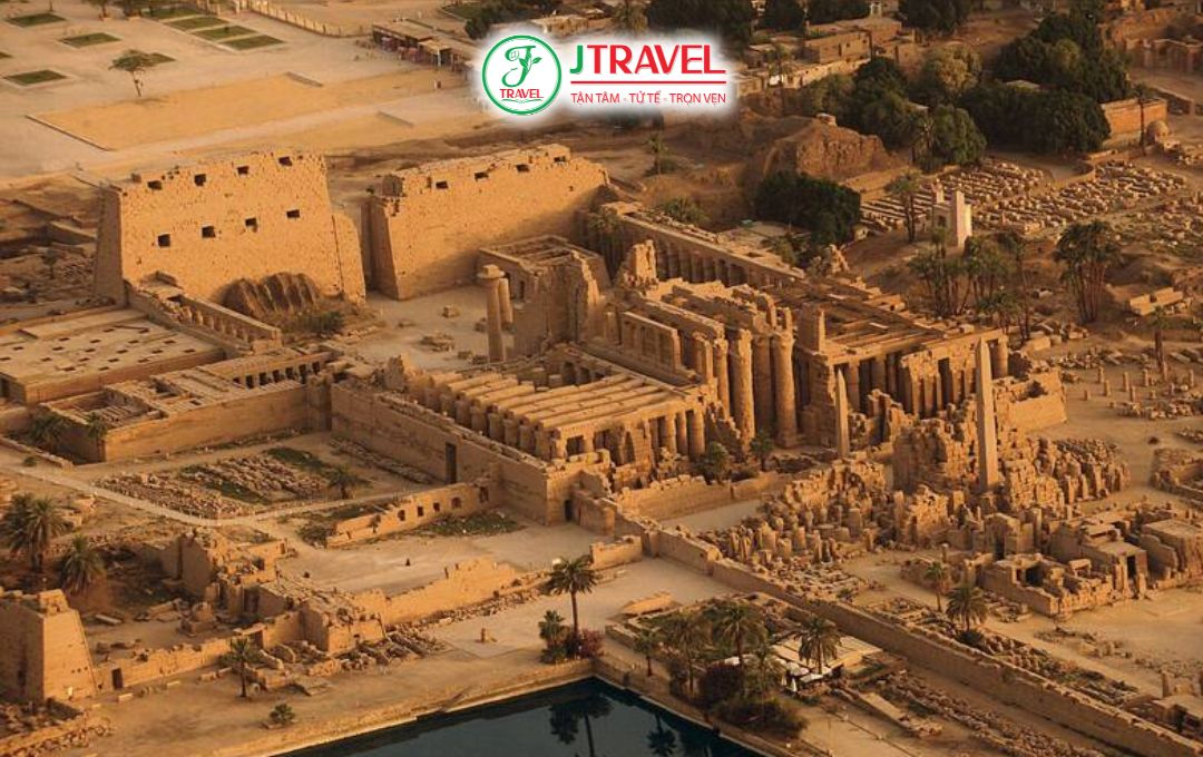 Đền Karnak cách trung tâm Luxor bao xa