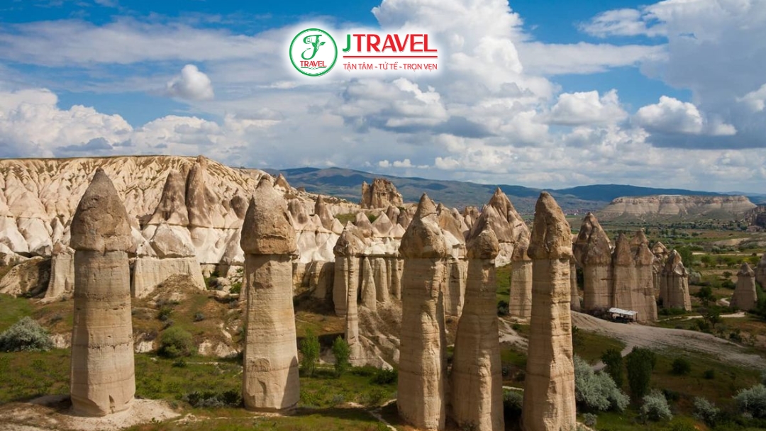 Các cột đá hình thù độc đáo tại Love Valley