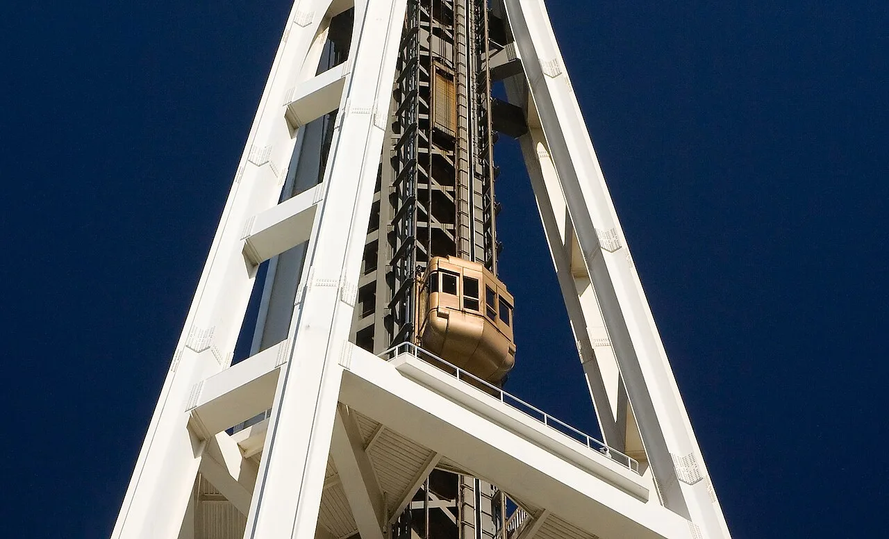 Seattle với Space Needle, thành phố xuất phát của du thuyền Alaska