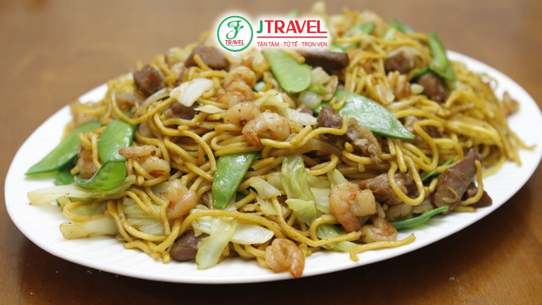 Mì xào pancit đặc trưng ảnh hưởng Trung Hoa tại Philippines