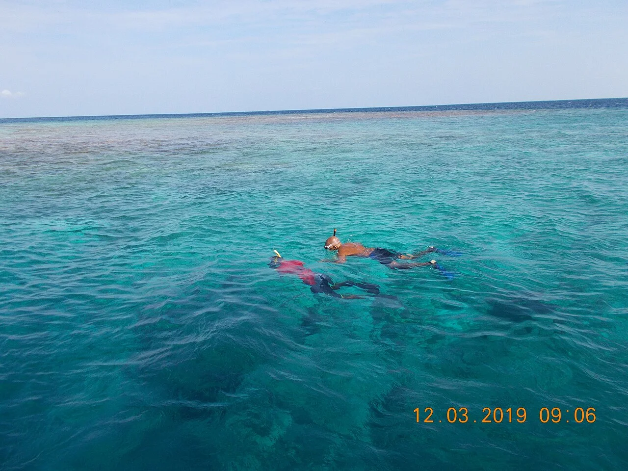 Du khách lặn ống thở trên rạn san hô Maldives