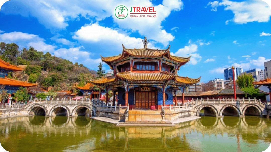 Đoàn khởi hành đến Côn Minh với chuyến bay thẳng China Eastern Airlines