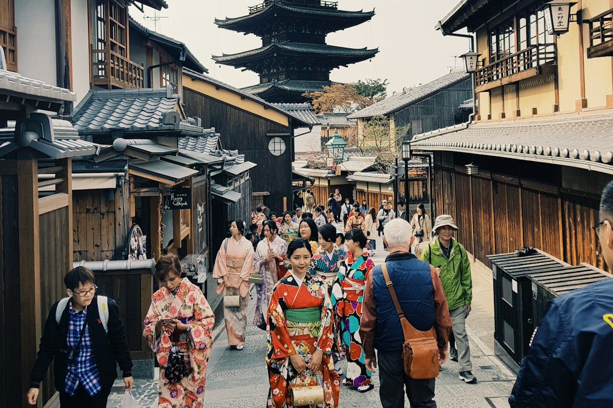 Con phố cổ với tháp gỗ ở Kyoto gần chùa Kiyomizu-dera