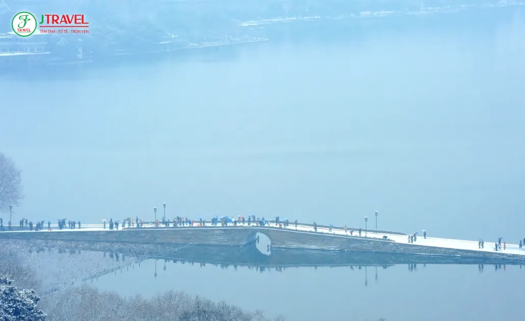 Cầu Gãy Duanqiao Hàng Châu gắn liền truyền thuyết Bạch Xà truyện bên Hồ Tây