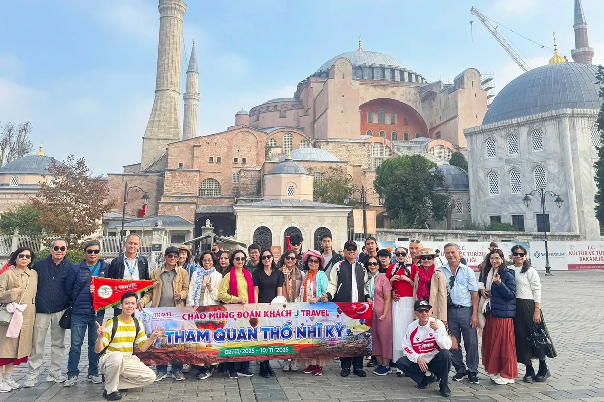Đoàn khách J Travel trước Hagia Sophia