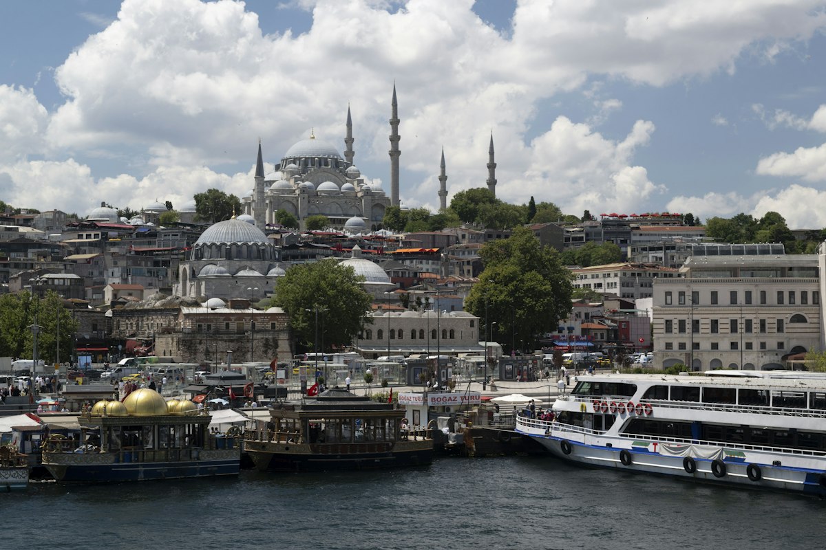 Tàu thuyền trên eo biển Bosphorus