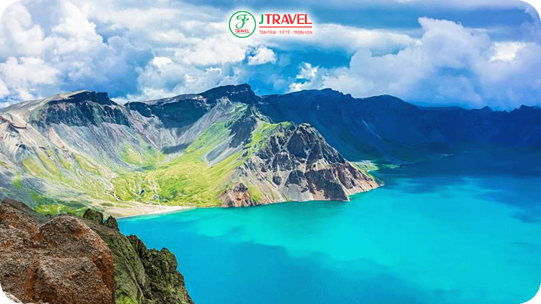 Mùa hè trời trong xanh, mặt hồ Thiên Trì phản chiếu màu ngọc bích