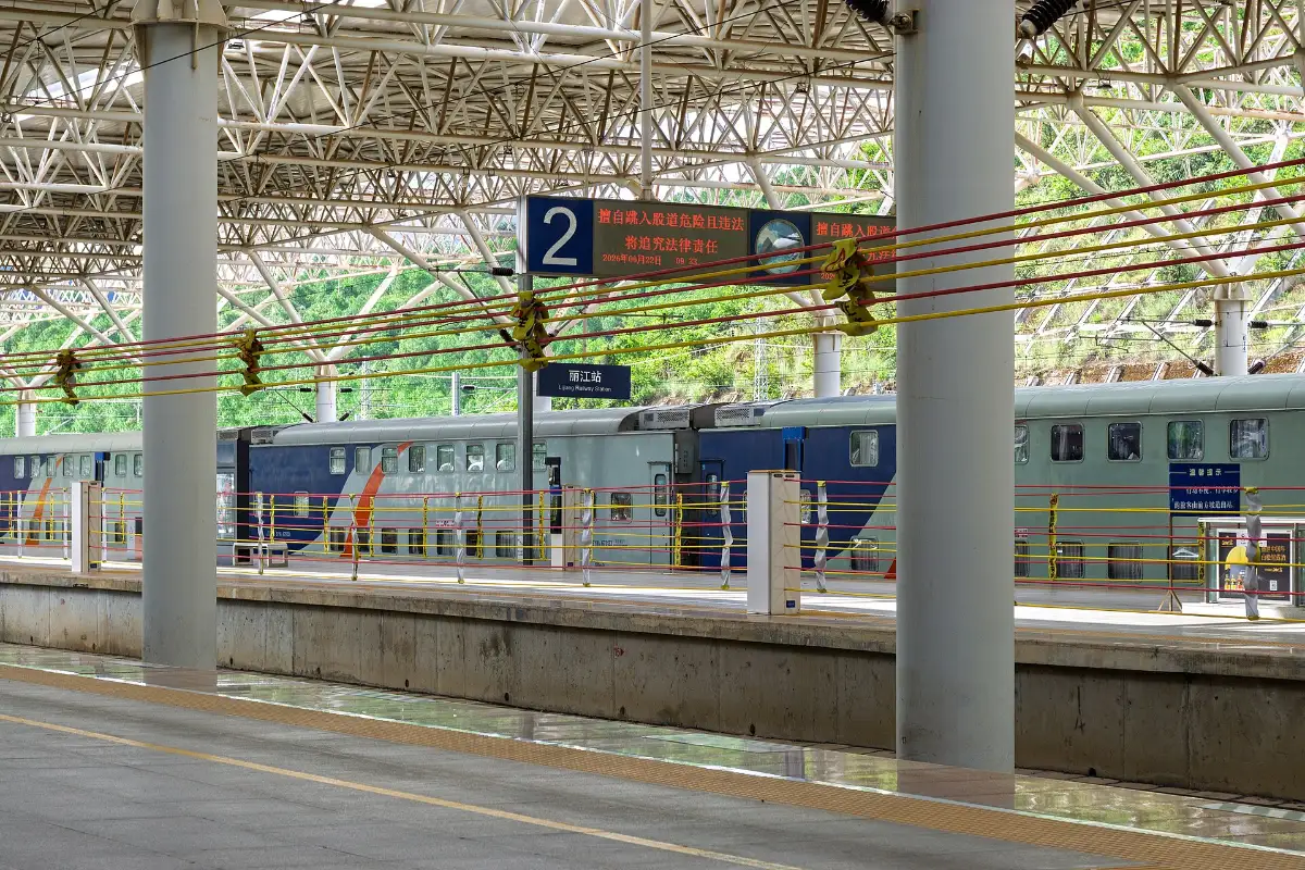 Tàu dừng ở ga Lệ Giang