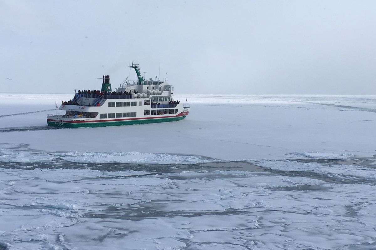 Tàu Aurora rẽ băng trôi trên biển Okhotsk