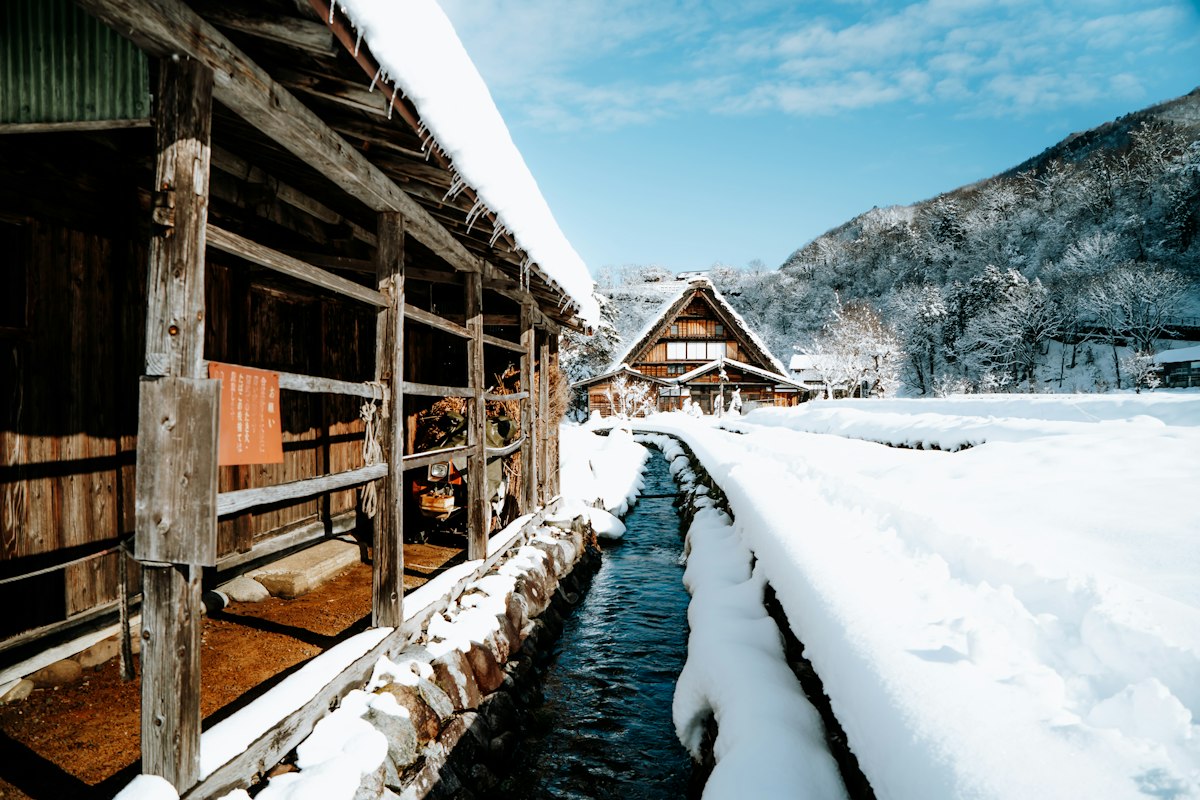 Nhà mái tranh gassho-zukuri phủ tuyết ở Shirakawa-go