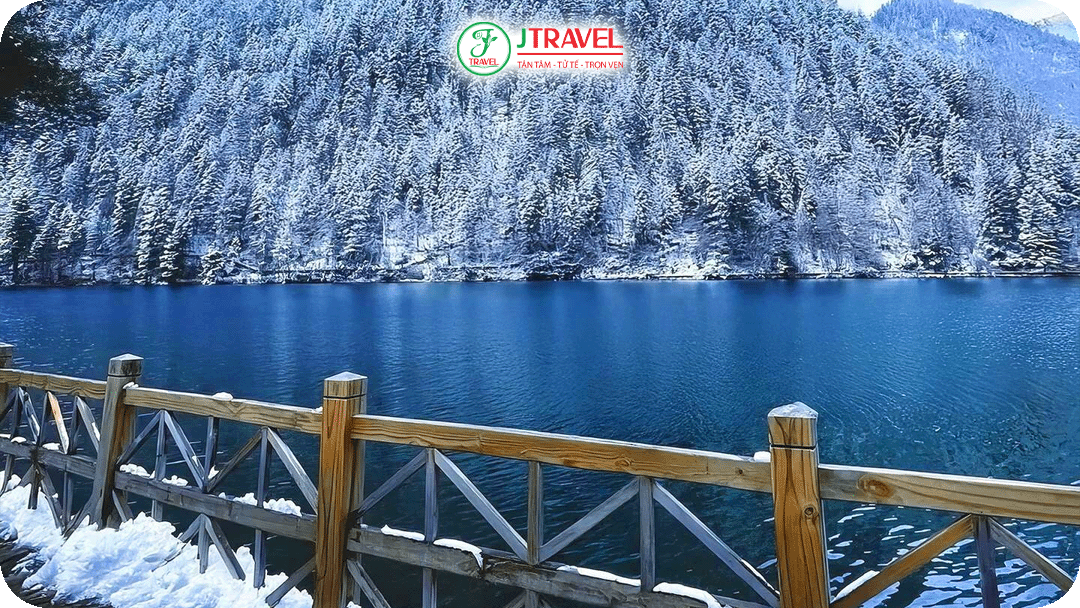 Hồ Ngũ Sắc dù nhiệt độ xuống thấp, nước hồ vẫn không đóng băng