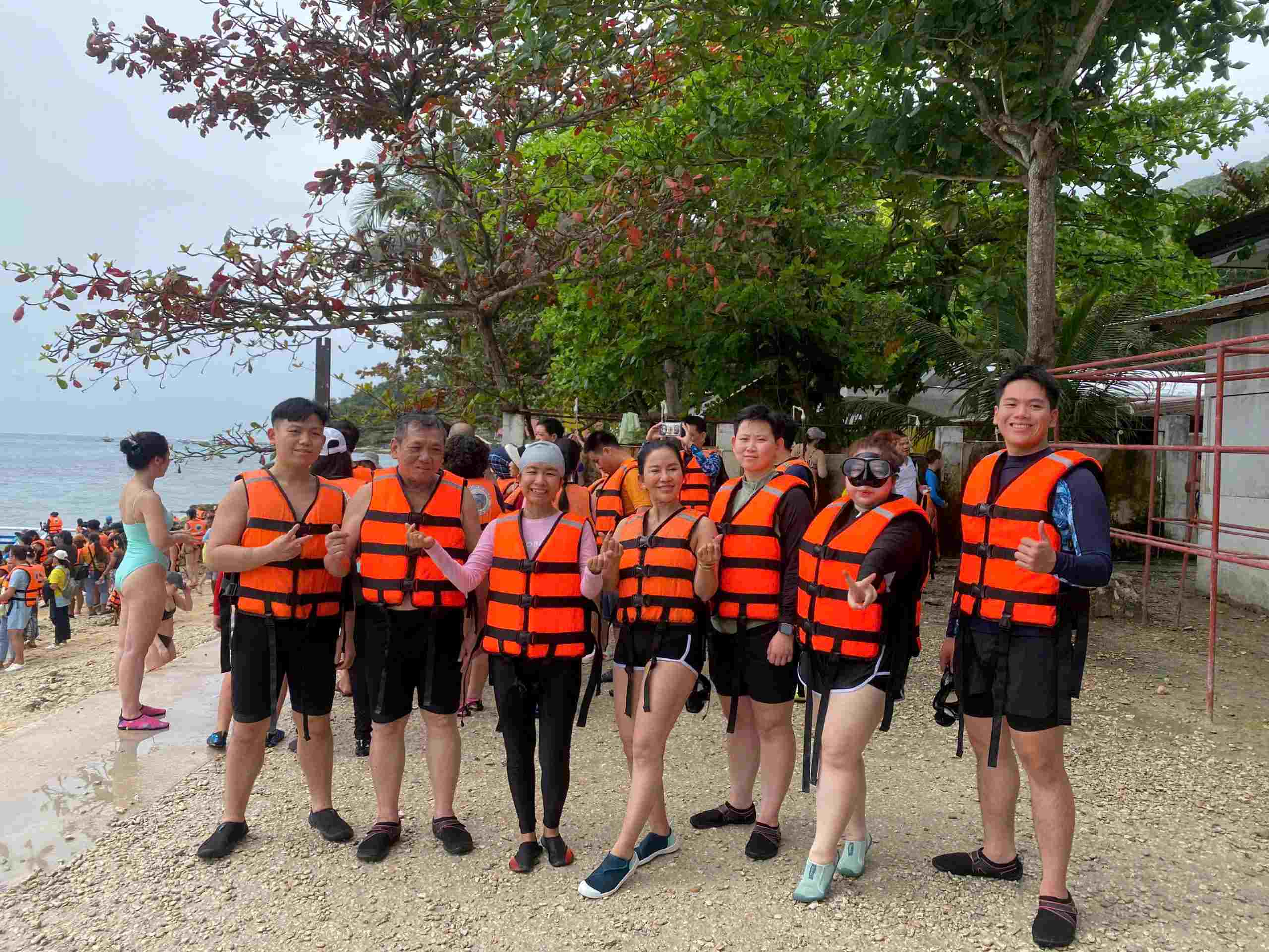 Du khách trải nghiệm bơi ở Philippines