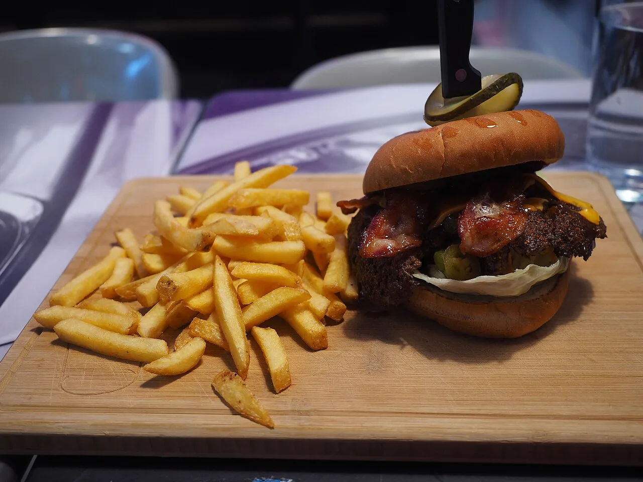 Burger và khoai tây chiên, món ăn đặc trưng của Mỹ