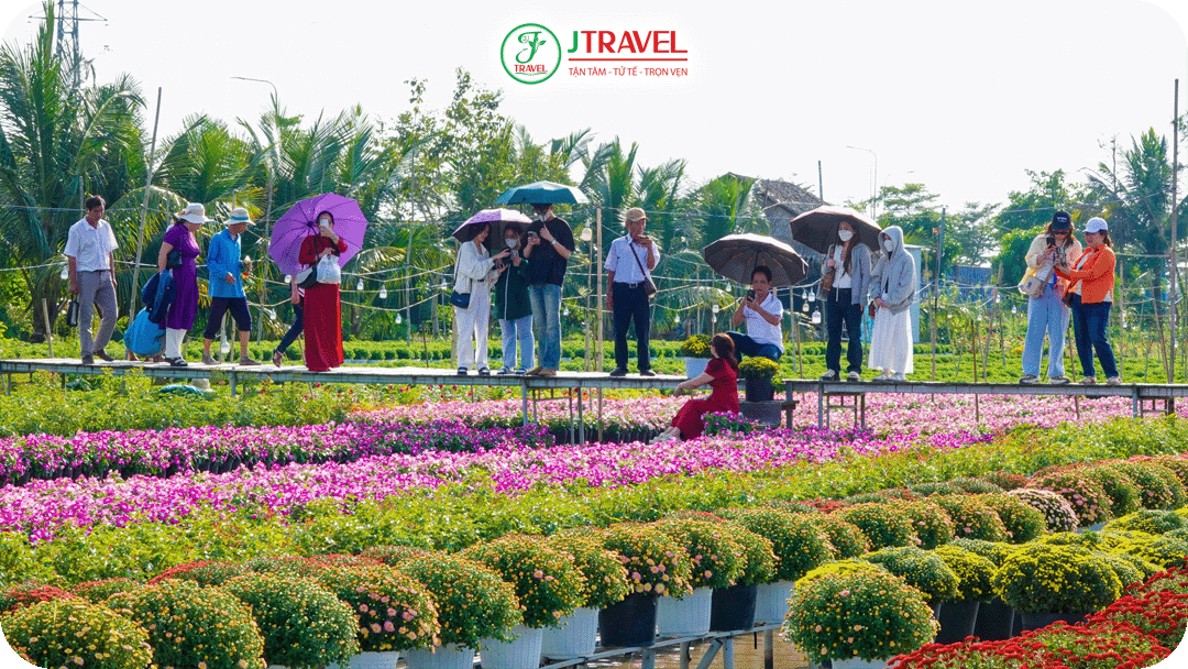 Điểm đặc biệt là các chậu hoa được đặt trên giàn cao phía dưới là nước