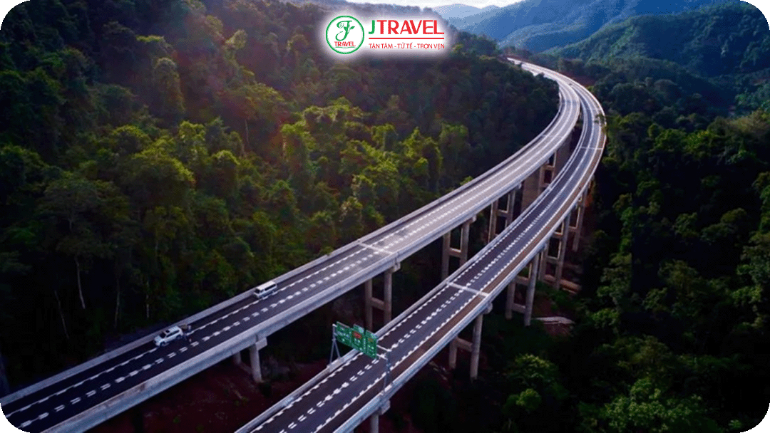 Di chuyển đến núi tuyeesrt Kiệu Tử bằng xe khách hoặc xe riêng