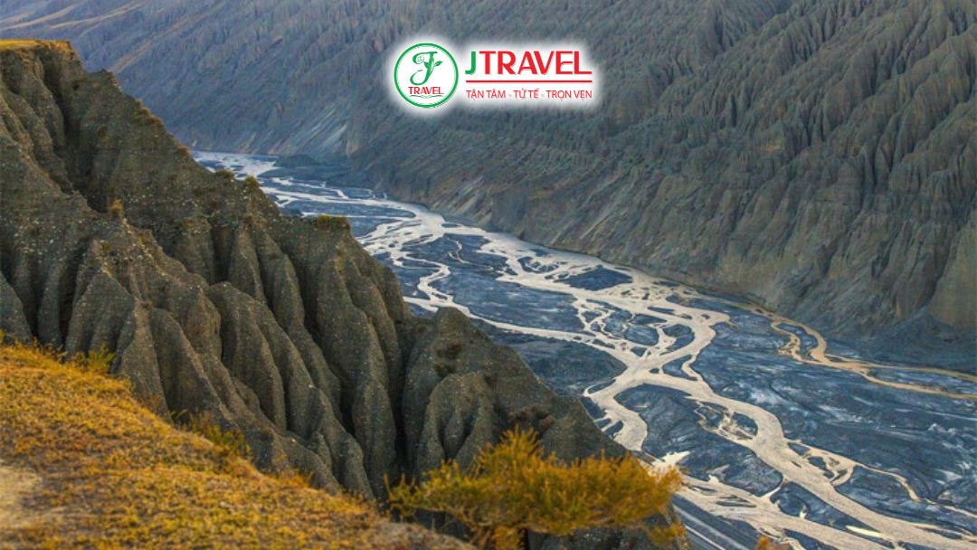 Vách đá sắc nét do xói mòn tại Dushanzi grand canyon