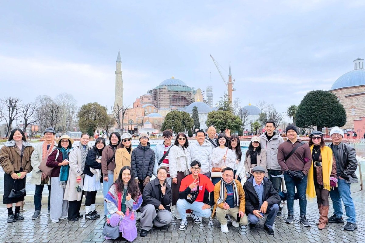 Đoàn khách J Travel ở quảng trường trung tâm Istanbul