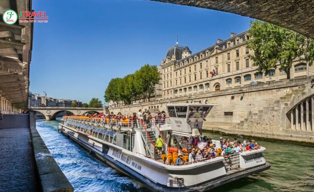 Ngắm cảnh thiên nhiên trên du thuyền sông Seine mùa xuân