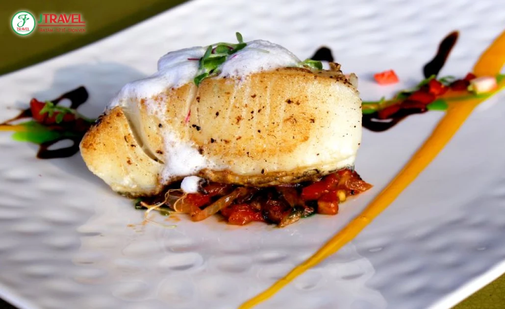 Du khách thưởng thức cá tuyết Canada trong tour ẩm thực vùng bờ Đông